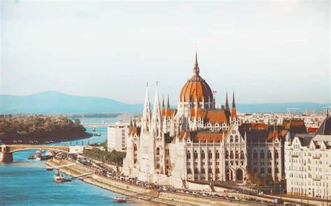 3 BEST Hostels in Budapest 2024 (Solo-Traveler + Map)