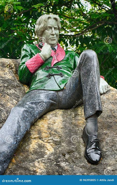 Statue of Oscar Wilde at Merrion Square, Dublin, Ireland Editorial Image - Image of poem, planr ...