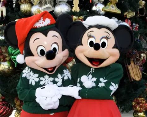 Spend some time with Mickey & Minnie at Disneyland this Christmas - Chip and Co