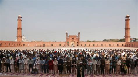 Pakistani Clerics Insist on Keeping Mosques Open