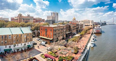 River Street in Savannah, GA: What to See + Where to Eat, Drink & Stay