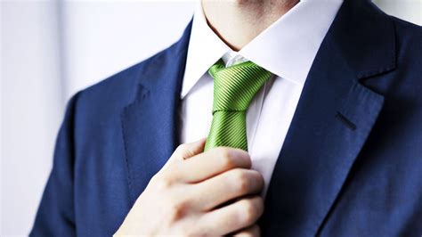 What the colour of your tie says about you - BBC Worklife