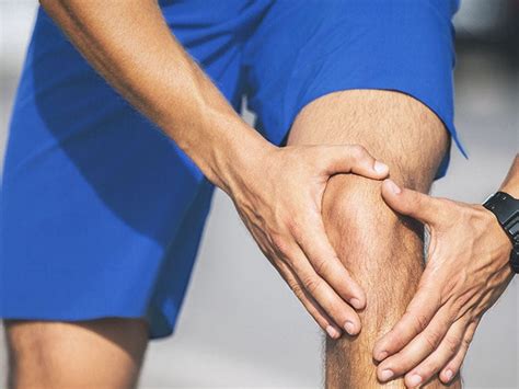 Water on the knee (knee effusion): Treatment, symptoms, and causes