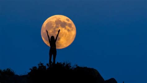 Moon Gazing Meditation से ऐसे दूर करें स्ट्रेस, जानिए इसके फायदे | moon gazing meditation is ...