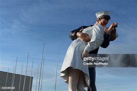 The Kiss Sculpture Photos and Premium High Res Pictures - Getty Images