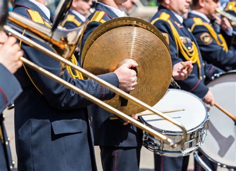 Músico De Banda De Metales Militar Con El Saxofón En Sus Manos Foto de archivo - Imagen de ...