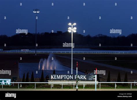 Horse Racing - Kempton Park Racecourse Stock Photo - Alamy