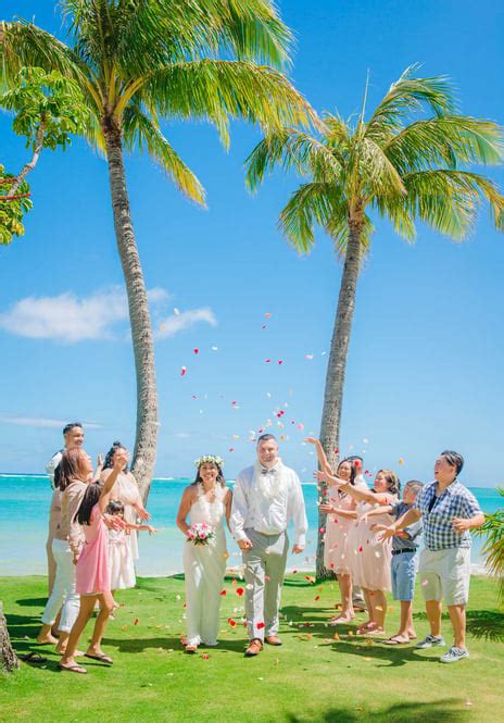 Hawaii Wedding Location: Waialae Beach