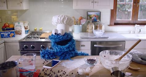 Cookie Monster & Siri Pitch the iPhone in Fun New Apple Commercial [Video]