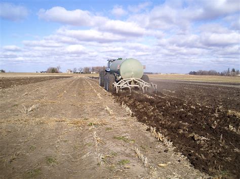 Manure Application Considerations for this Fall | Farmers Edge