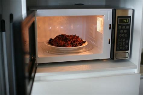 The One Trick You Need to Use When Microwaving Leftovers « Food Hacks :: WonderHowTo