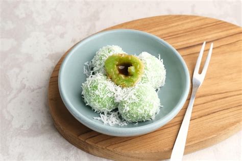 Premium Photo | Klepon is indonesian popular traditional snack made from glutinous rice flour ...