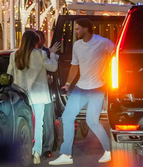 PHOTO Hailee Steinfeld Getting Out Of A Car With Josh Allen Proves They ...