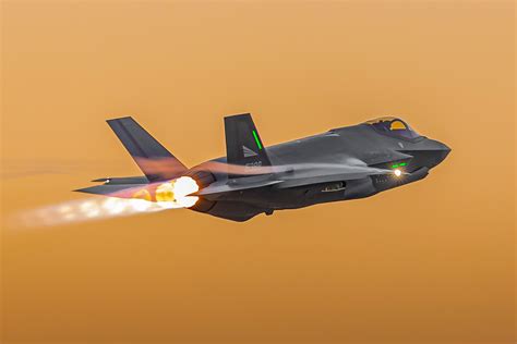 Em 2022, a Lockheed Martin entregou 141 caças F-35 Lightning IIs