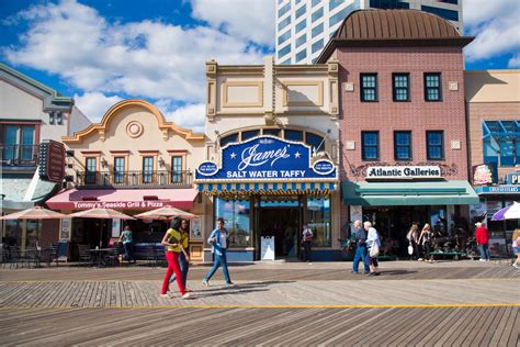 Boardwalk Treats: Salt Water Taffy & Fudge in New Jersey