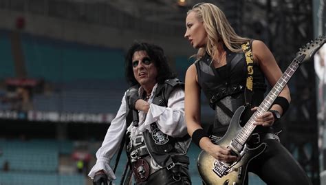 Alice Cooper Guitarist Nita Strauss Leaving The Band After Almost A ...