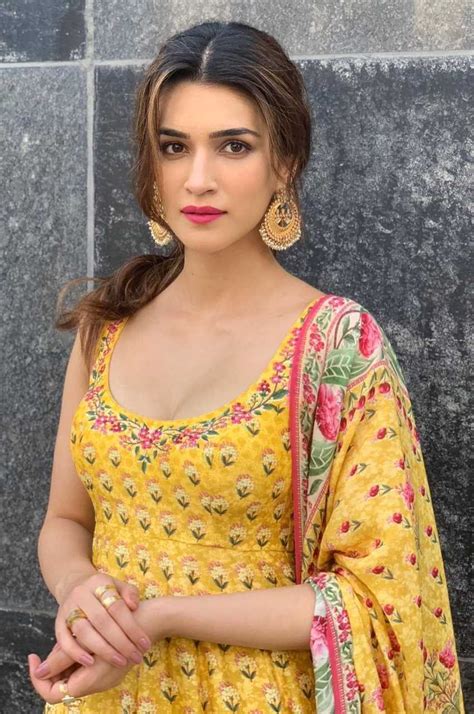 Kriti Sanon Height, Age, Husband, Boyfriend, Family, Net Worth, Photos ...