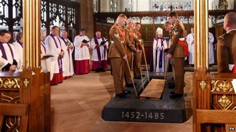 Richard III: Leicester Cathedral reburial service for king - BBC News