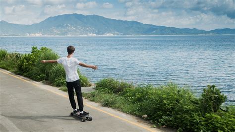 Am I Too Old to Learn How to Ride an Electric Skateboard? – Teamgee ...