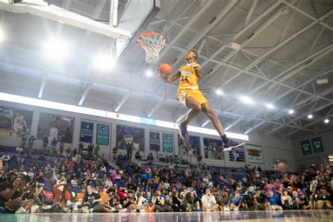 One-armed prep star Hansel Enmanuel's legend grows as he dunks on foes