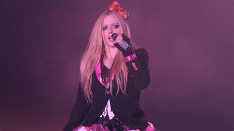 Avril Lavigne Pulls 'Hello Kitty' Video