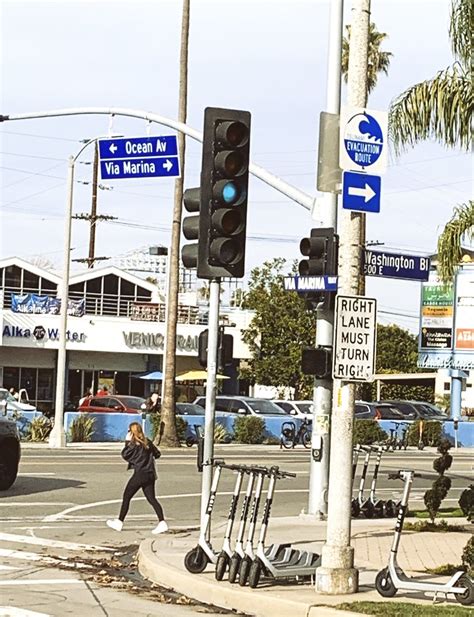 Busy corner. | By the beach. Venice California | Frank Bustamante | Flickr