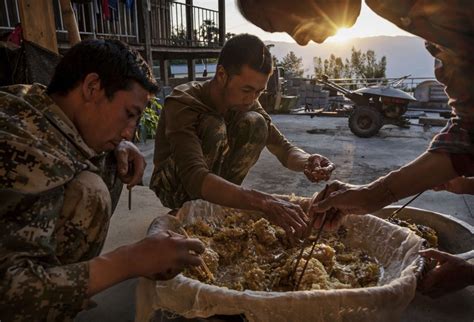 Honey Hunting on the Cliffs of China’s Yunnan Province: Photos - The Atlantic