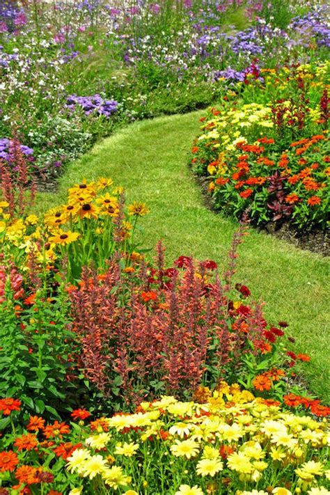 Stunning 45 Fresh and Beautiful Front Yard Landscaping Ideas on A Budget https://roomodeling.com ...