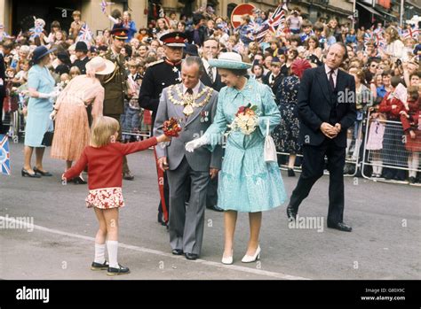 Royalty - Queen Elizabeth II Silver Jubilee - Tour of Great Britain Stock Photo - Alamy