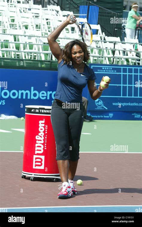 Serena williams nike outfit hi-res stock photography and images - Alamy