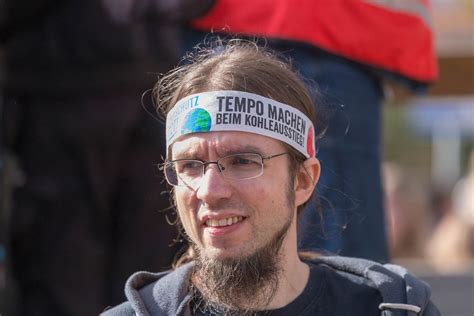 Alter Hippie mit Gehstock beim globalen Klimastreik "Alle fürs Klima ...