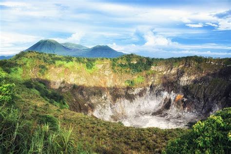 Krater Av Volcano Mahawu Nära Tomohon Norr Sulawesi Indonesien Fotografering för Bildbyråer ...