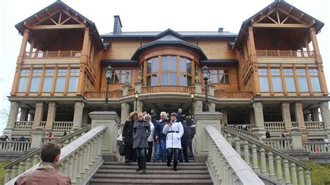 In pictures: Luxury Ukraine presidential home revealed - BBC News