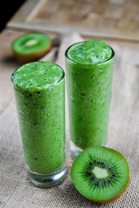 Refreshing green kiwi smoothie |VeganSandra