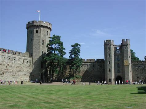 File:Warwick castle courtyard.jpg - Wikimedia Commons