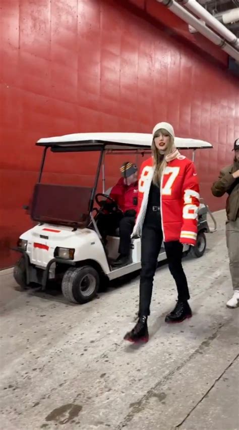 Taylor Swift bundles up in custom jersey jacket to cheer on Travis ...