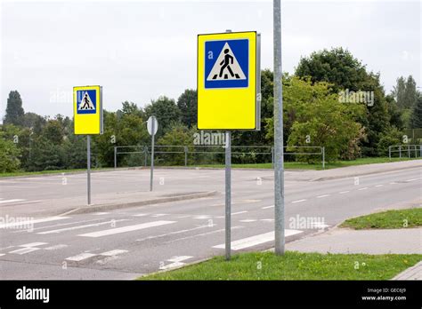 School crossing signs hi-res stock photography and images - Alamy