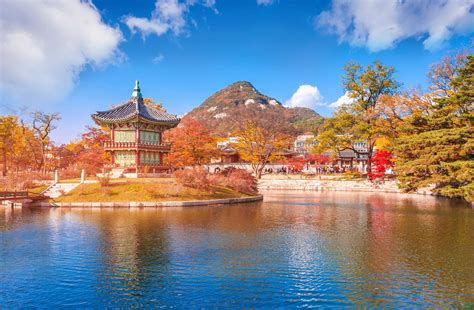 Gyeongbokgung palace in autumn, Seoul, South korea. | Maxkorea.sk