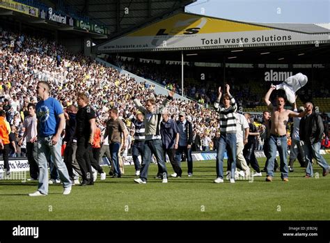 LEEDS FANS INVADE THE PITCH LEEDS UTD V IPSWICH TOWN ELLAND ROAD LEEDS ...