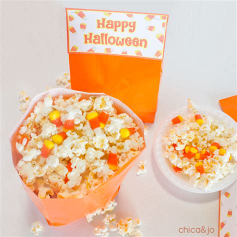 Halloween popcorn favors with printable bag tags | Chica and Jo