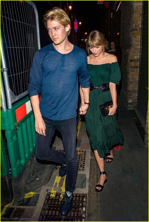 Taylor Swift & Boyfriend Joe Alwyn Step Out for a Date Night in London ...