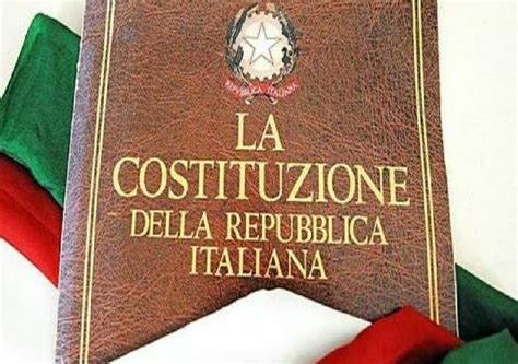 Consegna di una copia della Costituzione Italiana ai neo diciottenni ...