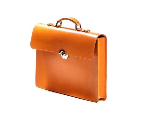 Bjud på en kundupplevelse när du säljer en produkt i din e-butik | Leather briefcase, Tan ...