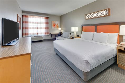 La Quinta Inn & Suites by Wyndham Dallas Love Field | Dallas, TX Hotels