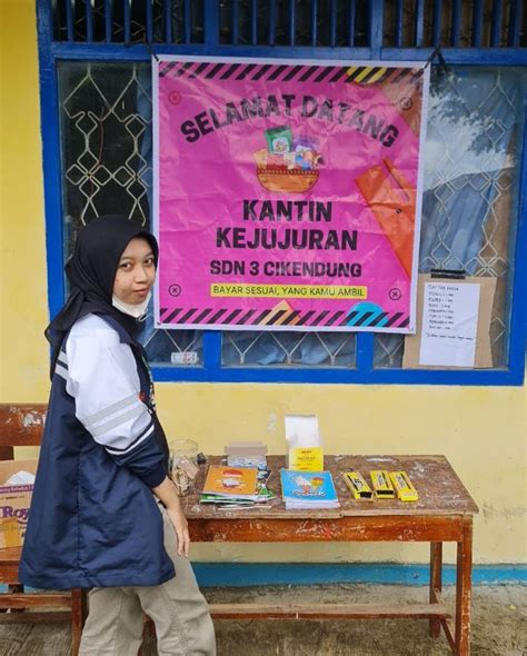 Seorang Mahasiswi KKN TIM 1 Membuat Kantin Kejujuran Guna Melatih Murid-Murid SDN 3 Cikendung ...