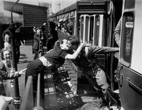 60 + 1 Heart-Warming Historical Pictures That Illustrate Love During War