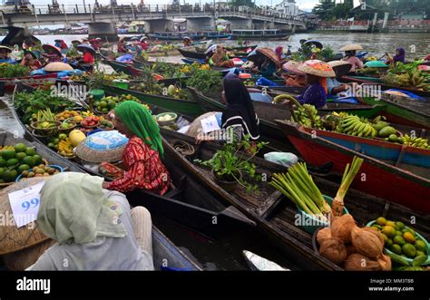 Floating market in Banjarmasin city, South Kalimantan, Indonesia Stock Photo - Alamy