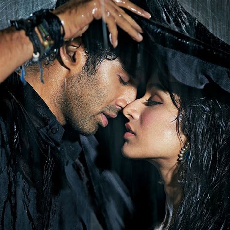 Aditya-Roy-Kapur-Shraddha-Kapoor-Bollywood-kiss-Aashiqui-2