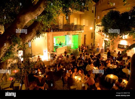 Deja Vu, a cocktail bar on Piazza Garibaldi square, nightlife in Taormina, province of Messina ...