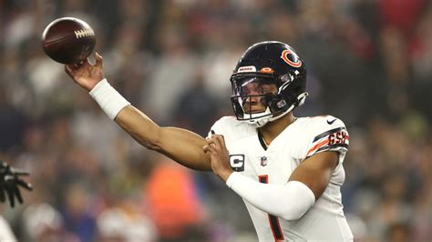 Justin Fields injury: Bears QB taken off field by DJ Moore – NBC Sports Chicago